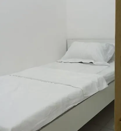 Cozy Rooms And Small Partitions For Men Guests In Dubai Exterior photo