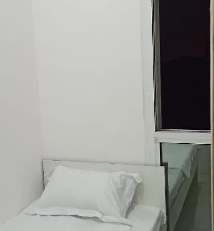 Cozy Rooms And Small Partitions For Men Guests In Dubai Exterior photo