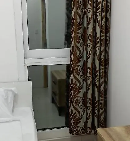 Cozy Rooms And Small Partitions For Men Guests In Dubai Exterior photo