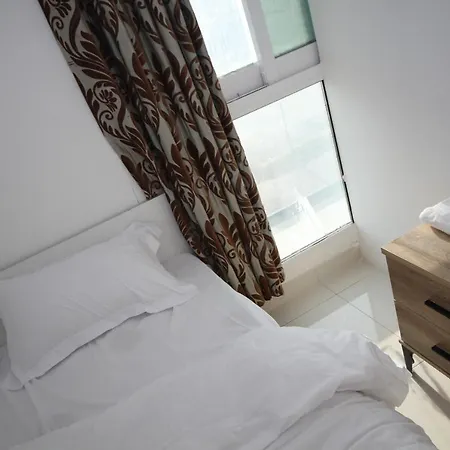 Cozy Rooms And Small Partitions For Men Guests In Dubai Exterior photo