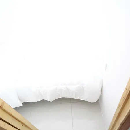 Cozy Rooms And Small Partitions For Men Guests In Dubai Exterior photo