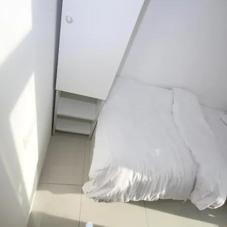 Cozy Rooms And Small Partitions For Men Guests In Dubai Exterior photo