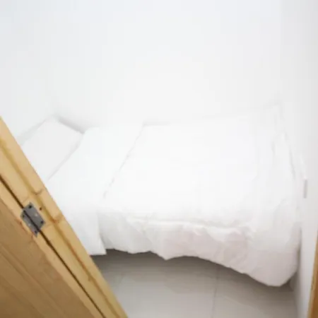 Cozy Rooms And Small Partitions For Men Guests In Dubai Exterior photo