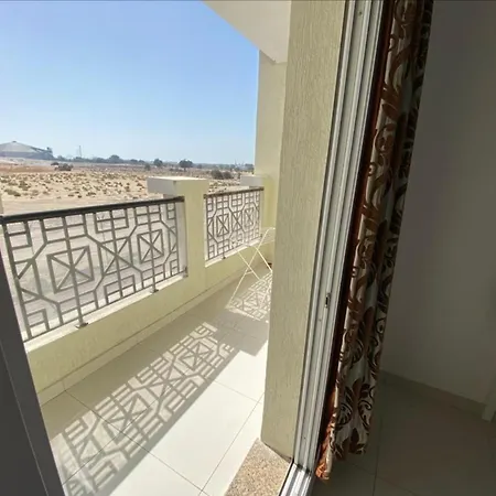 Cozy Rooms And Small Partitions For Men Guests In Dubai Exterior photo