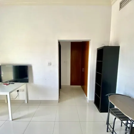 Cozy Rooms And Small Partitions For Men Guests In Dubai Exterior photo
