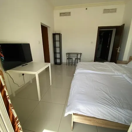 Cozy Rooms And Small Partitions For Men Guests In Dubai Exterior photo