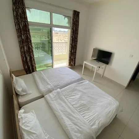 Cozy Rooms And Small Partitions For Men Guests In Dubai Exterior photo
