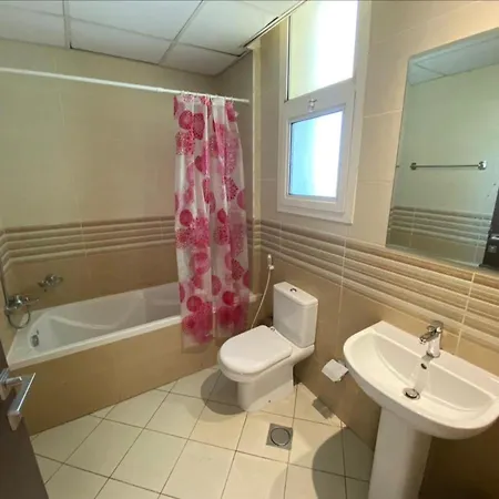 Cozy Rooms And Small Partitions For Men Guests In Dubai Exterior photo