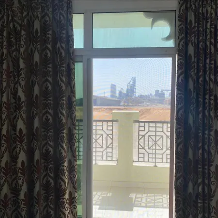Cozy Rooms And Small Partitions For Men Guests In Dubai Exterior photo