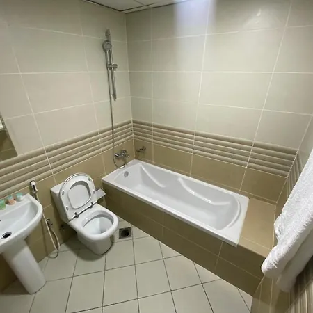 Cozy Rooms And Small Partitions For Men Guests In Dubai Exterior photo