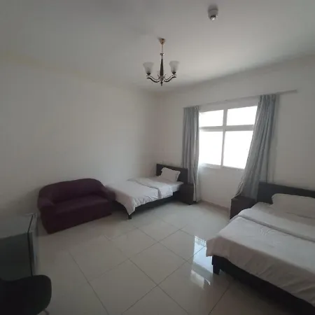 Cozy Rooms And Small Partitions For Men Guests In Dubai Exterior photo