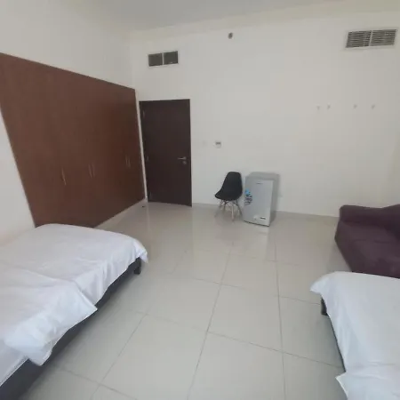 Cozy Rooms And Small Partitions For Men Guests In Dubai Exterior photo