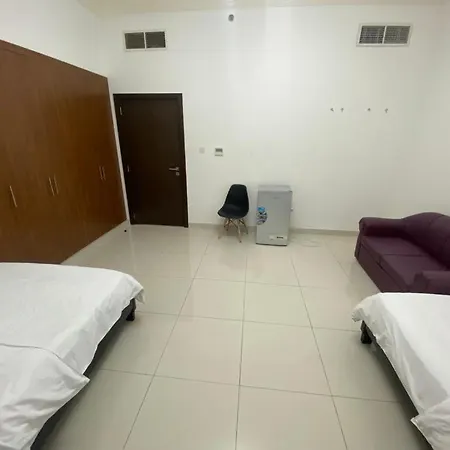 Cozy Rooms And Small Partitions For Men Guests In Dubai Exterior photo