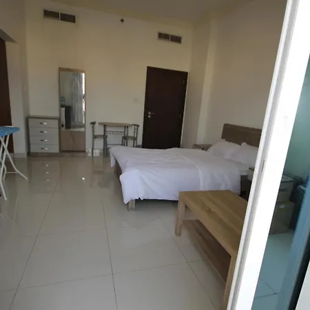 Cozy Rooms And Small Partitions For Men Guests In Dubai Exterior photo