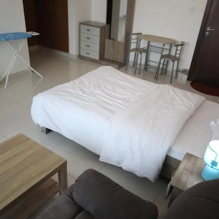 Cozy Rooms And Small Partitions For Men Guests In Dubai Exterior photo