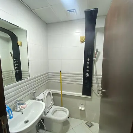 Cozy Rooms And Small Partitions For Men Guests In Dubai Exterior photo