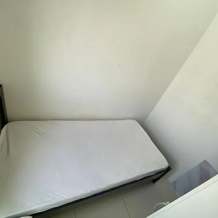 Cozy Rooms And Small Partitions For Men Guests In Dubai Exterior photo
