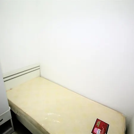 Cozy Rooms And Small Partitions For Men Guests In Dubai Exterior photo