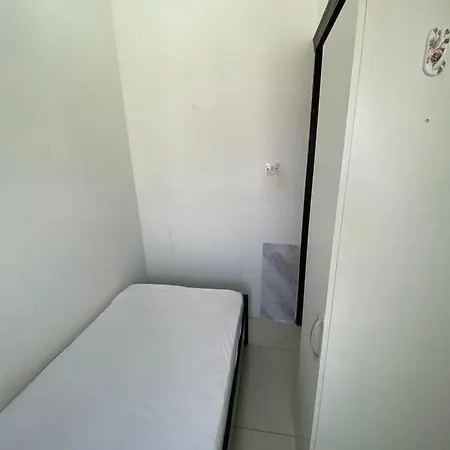 Cozy Rooms And Small Partitions For Men Guests In Dubai Exterior photo