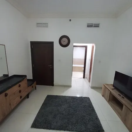 Cozy Rooms And Small Partitions For Men Guests In Dubai Exterior photo
