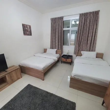 Cozy Rooms And Small Partitions For Men Guests In Dubai Exterior photo