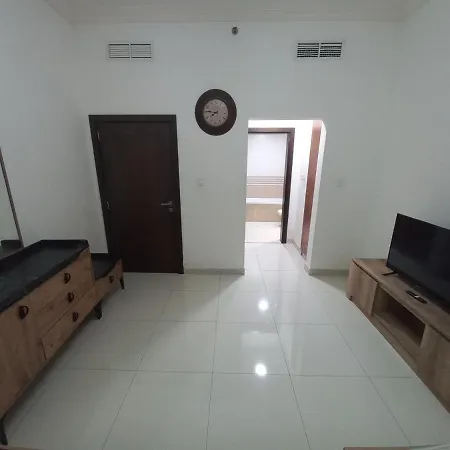 Cozy Rooms And Small Partitions For Men Guests In Dubai Exterior photo