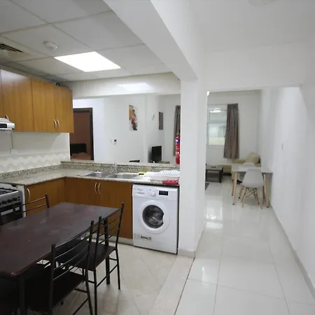 Cozy Rooms And Small Partitions For Men Guests In Dubai Exterior photo