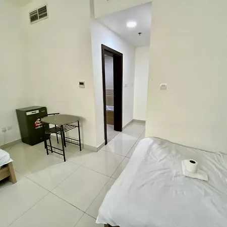 Cozy Rooms And Small Partitions For Men Guests In Dubai Exterior photo