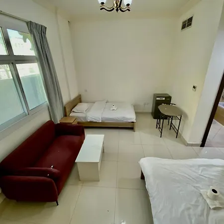 Cozy Rooms And Small Partitions For Men Guests In Dubai Exterior photo