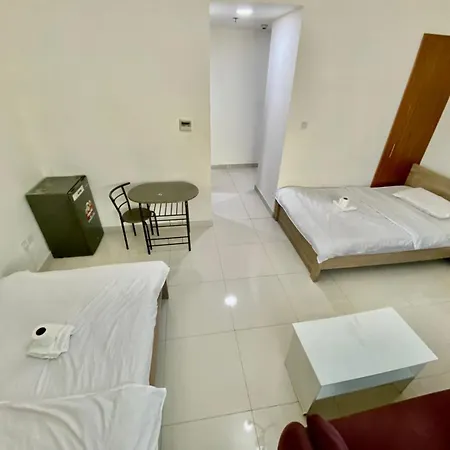 Cozy Rooms And Small Partitions For Men Guests In Dubai Exterior photo