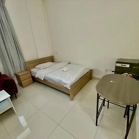 Cozy Rooms And Small Partitions For Men Guests In Dubai Exterior photo