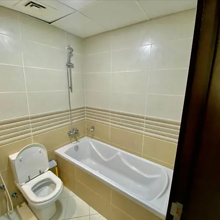 Cozy Rooms And Small Partitions For Men Guests In Dubai Exterior photo