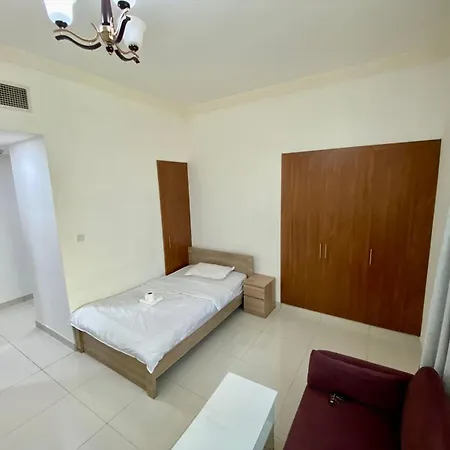 Cozy Rooms And Small Partitions For Men Guests In Dubai Exterior photo