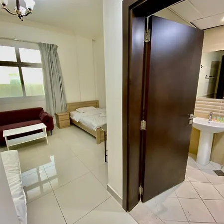 Cozy Rooms And Small Partitions For Men Guests In Dubai Exterior photo
